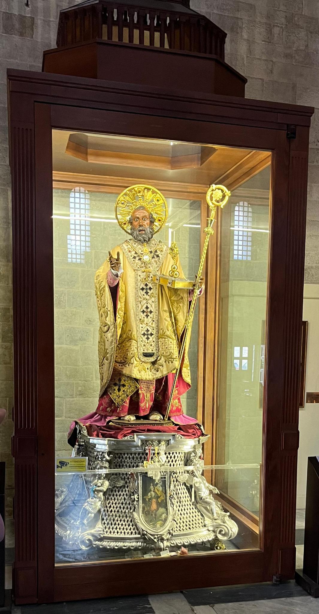 …und das ist der heilige Nikolaus. Wie dessen Gebeine von Kleinasien nach Bari gekommen sind, ist eine längere Geschichte. Nachzulesen hier