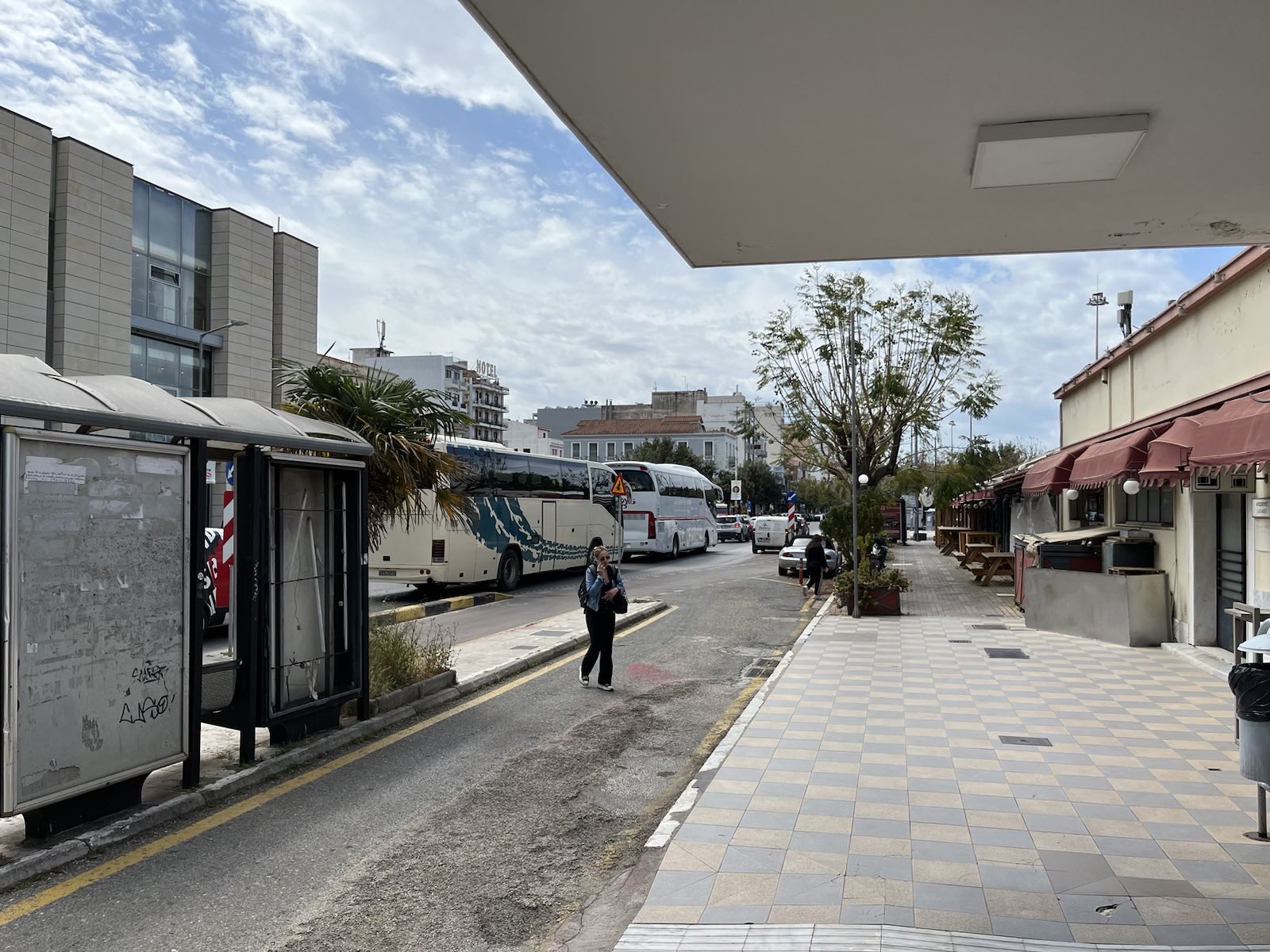 Patras: Warten auf den Bus für den Schienenersatzverkehr für die Strecke Patras —> Kiato…