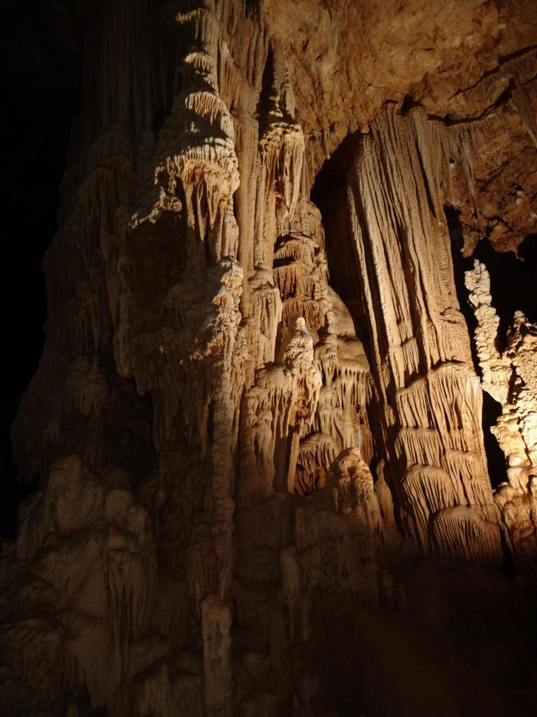 Tropfsteinhöhle bei Skalia