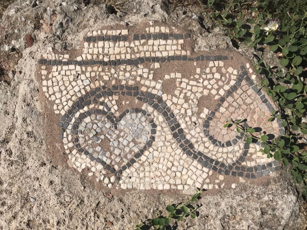 Altes Mosaik in Herzform